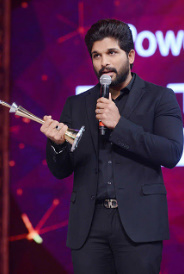 Allu-Arjun-Receiving-Award