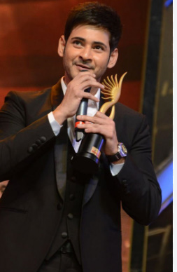 Mahesh-Babu-Receiving-IIFA-Award