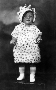 Marilyn-Monroe-Childhood-photo