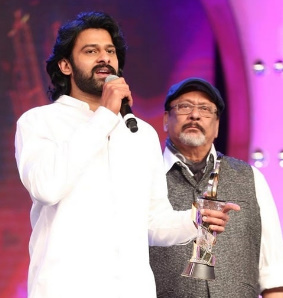 Prabhas-Receiving-an-Award