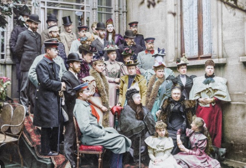 Queen-Victoria-with-her-children-and-grandchildren
