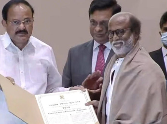 Rajnikanth-Receiving-Dadasaheb-Phalke-Award