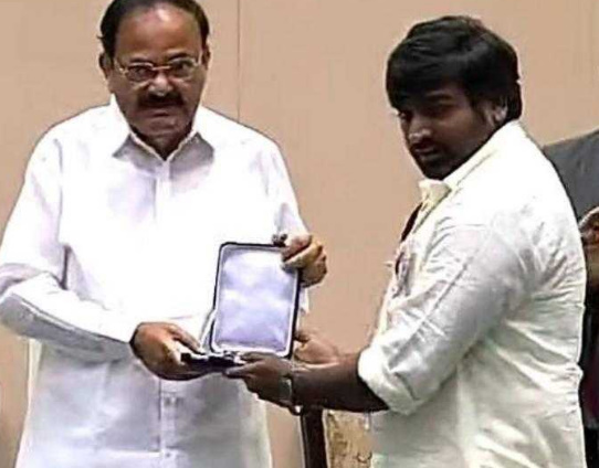 Vijay-Sethupathi-Receiving-National-Award