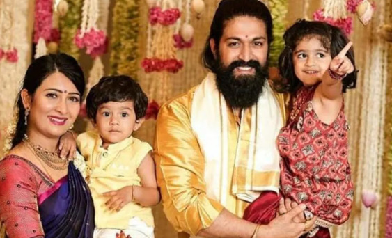 Yash-With-his-Wife-and-kids