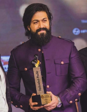 Yash-receiving-Dadasaheb-Phalke-Award